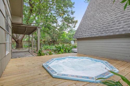 Woodlake - Briar Meadow House | Relaxing 5BR Cabin with Spa Near Galleria, Pet Friendly