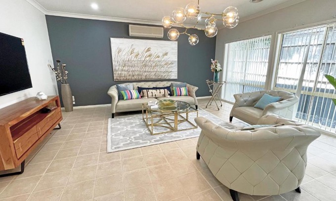 Hallam House | Spacious 5BR Family Home in Hallam near Bunjil Place
