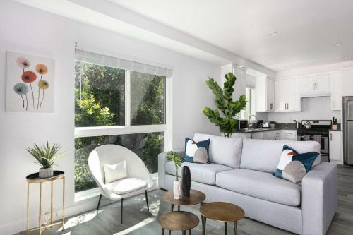 Mid City House | Spacious 5BR Townhouse with Free Parking Included