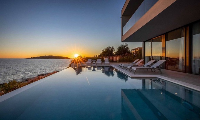 Rogoznica Villa | Spacious 5BR Villa with seawater infinity pool, luxurious stay for 10