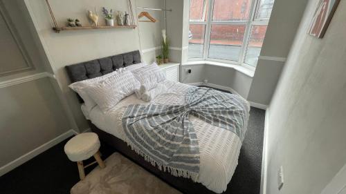 Seisdon House | Spacious 6-Bedroom House in Birmingham - Pet & Child Friendly