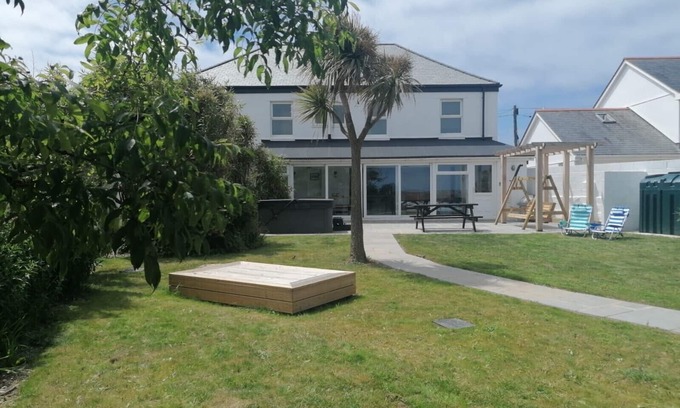 Treburrick House | Pet-Friendly 6-Bed House with Hot Tub Near Porthcothan Bay
