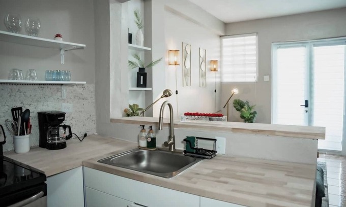 Catano Apartment | Spacious 6-bedroom 4-bath w. 2 King Beds in Vibrant Catano Ferry to Old San Juan