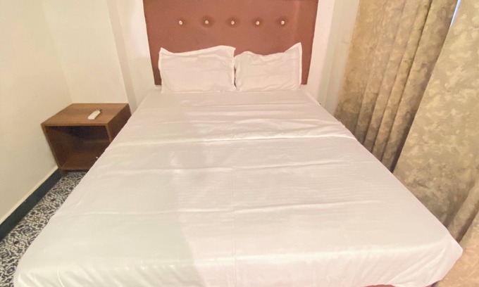 Morjim Hotel | Spacious 6-bedroom beach house in Morjim beach with WiFi, AC, & kitchen sea view