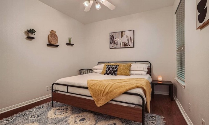 North Loop House | Spacious 6-Bedroom Duplex Near FC Stadium & Family-Friendly