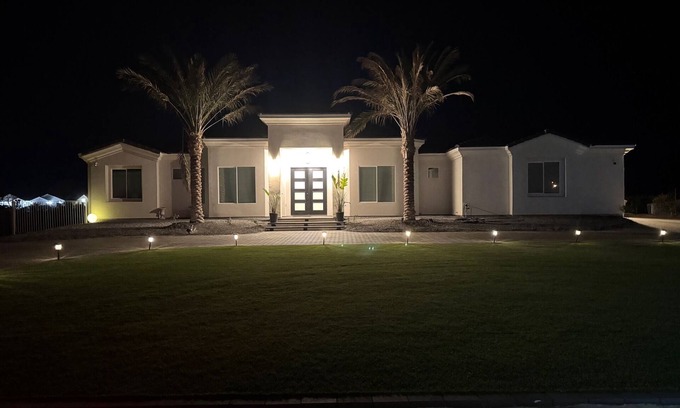 Buckeye House | Spacious 6-bedroom house with AC, Large pool charming Buckeye