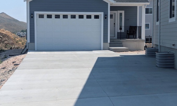 Sweetwater House | Spacious 6-bedroom home with Ideal Beach access in Garden City.