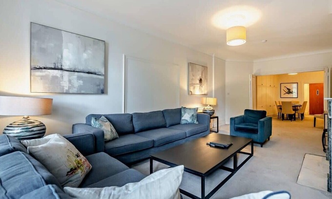 St. Johns Wood Apartment | Spacious 6-Bedroom Flat Near Regents Park with Great Amenities