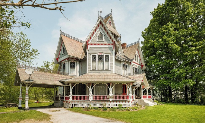 Richford House | Spacious 7-bedroom house. Fall is coming. Good place to see the foliage.