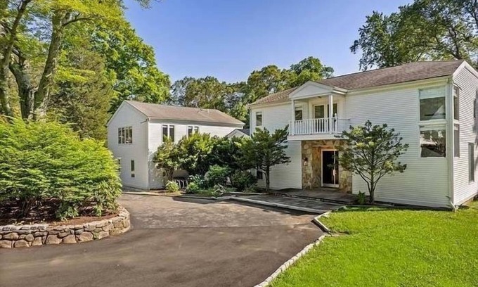 Norwalk House | Spacious 7-bedroom house in delightful Norwalk with AC