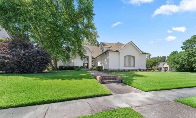 South Baton Rouge House | Spacious 7-bedroom house LSU fans Modern