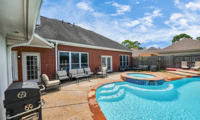 Pinehurst Of Atascocita House | Inviting 5-Bedroom Oasis with Pool & Spa Near Downtown CO