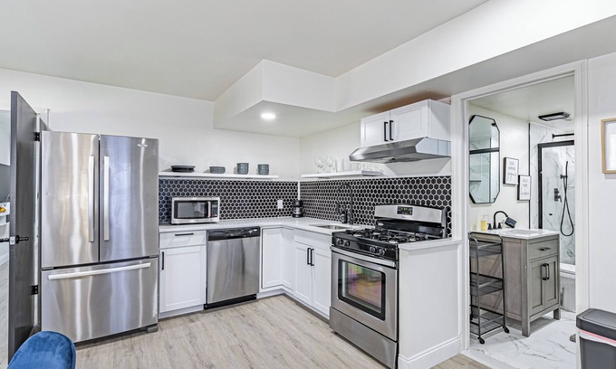 Vauxhall House | Spacious 8-bedroom house in gorgeous Union with WiFi, AC