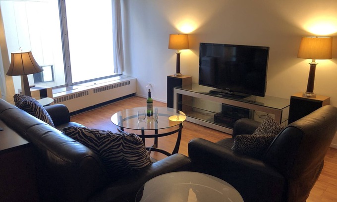 Detroit Condo | SPACIOUS 800 ft² 1BEDROOM RIVER VIEW SUITE + OFFICE (6 MONTHS MINIMUM)