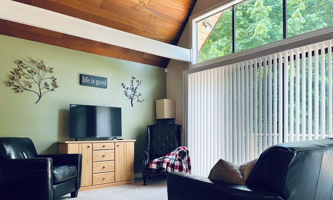 East Port Orchard House | Spacious A-frame backed by thick forest