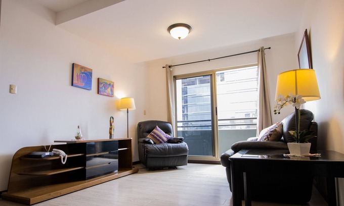 Zona 10 Apartment | Modern Apartment for 6 with Parking, Near the Airport