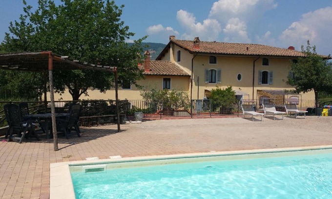 Serravalle Pistoiese Apartment | Spacious Holiday Apartment in Serravalle Pistoiese for 10