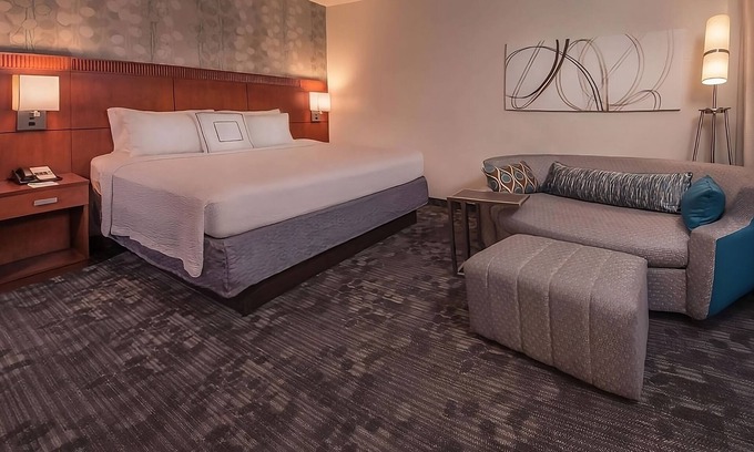 Rosslyn Apartment | Accessible Room with Self-Parking, Breakfast & Pet-Friendly!