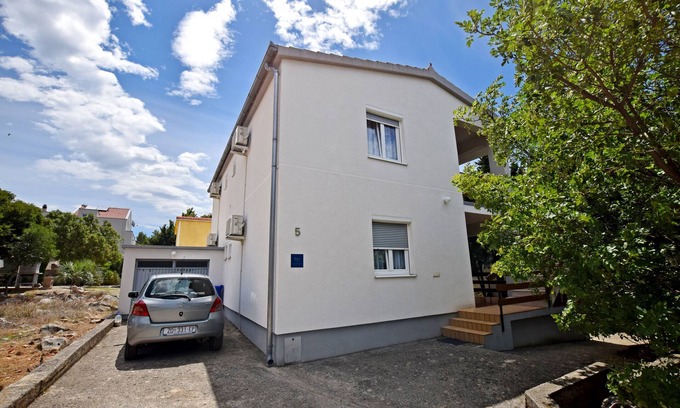 Starigrad Apartment | Ideal Retreat for Families with Pool and Kitchen Amenities