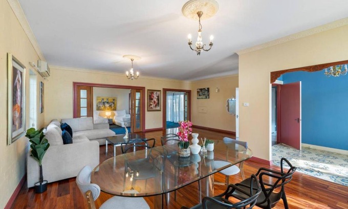 Robertson House | Spacious Affordable 7B3B 2 Living Pool Yard and Mall
