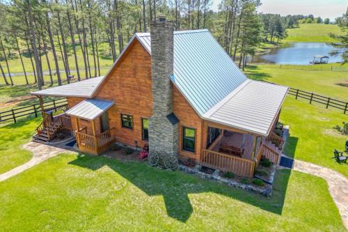 Crane Hill House | Relaxing Alabama Retreat with Deck, Grill & Fire Pit