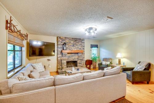Alexander City House | Inviting Alexander City Retreat with Private Dock Access