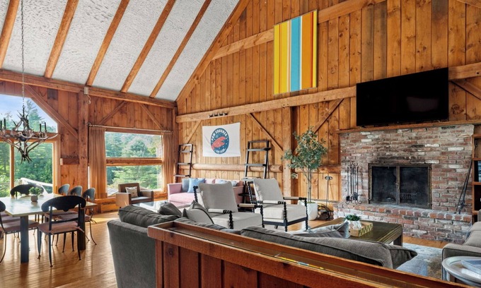 Moscow House | Spacious and authentic Vermont retreat in the heart of Stowe; Perfect for groups