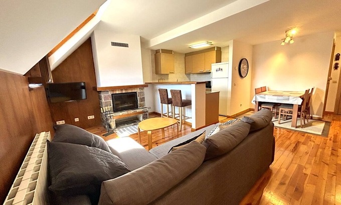 Esterri D'Aneu Apartment | Bright Duplex Retreat in Esterrri d'Àneu with Spa Access