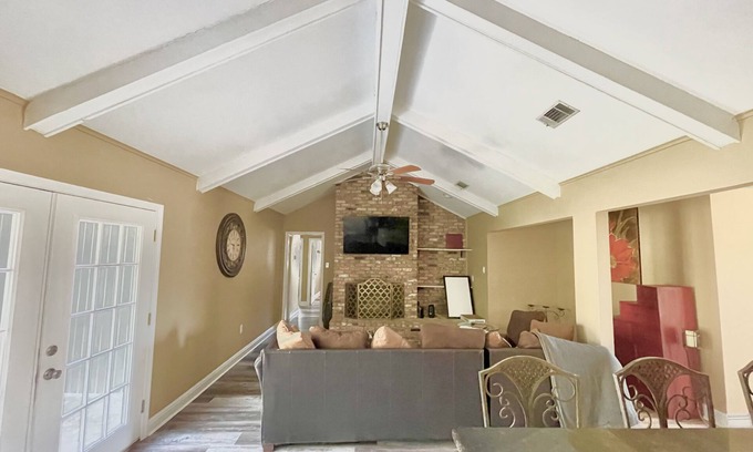 Slidell House | Bright 5BD Retreat with Jacuzzi, Rated 10/10 by Guests