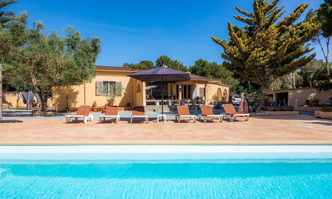 Cala Ratjada House | Bright Oceanview Flat with Garage in Conil de la Frontera
