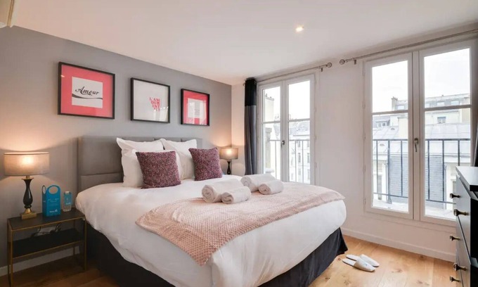 9th Arrondissement Apartment | Spacious and bright with balcony and views! up to 8!