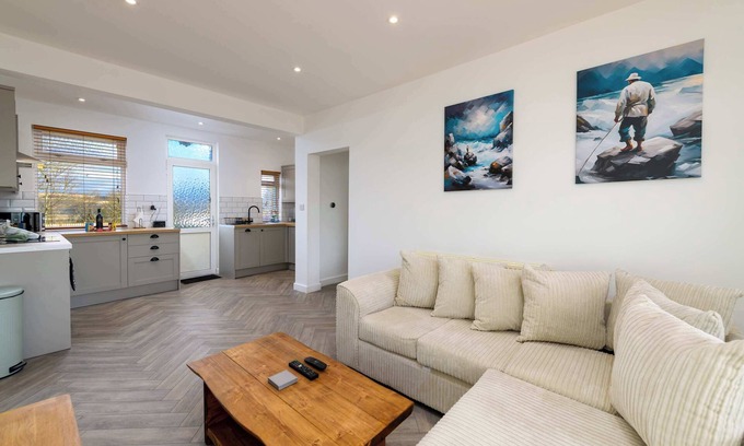 Neath House | Spacious and Comfortable 3 Bedroom Welsh Retreat