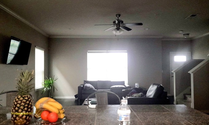 South Side House | Comfortable 3-Bedroom Townhouse Ideal for Families with Pets