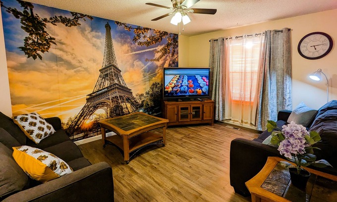 Overland Park House | Cozy 3-Bedroom House with Spa in Overland Park