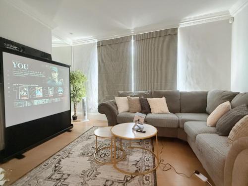 Churchill Villa | Cozy 3BR House in London's Vibrant Heart - Rated 9/10!