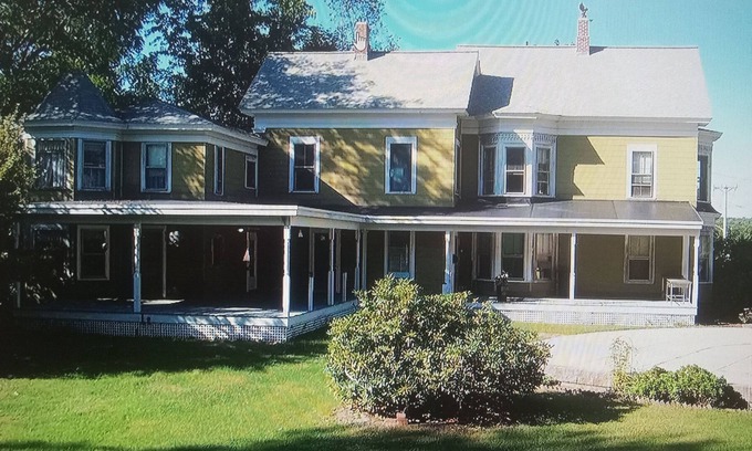 Athol Apartment | Cozy 2nd Floor Nest with Lake View & Spa - Guest Rated 9.8