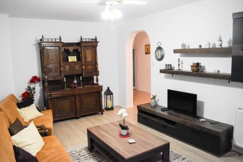 Calea Sever Bocu Apartment | Cozy 3BD Couples Apartment with Terrace & Breakfast Included