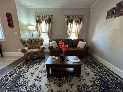 Malden Apartment | Cozy Getaway Near T-Station with Oceanfront Amenities