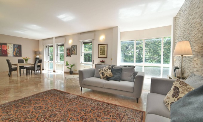 Historic Centre Apartment | Elegant 3-Bedroom Apartment with Top Amenities - Rated 10/10