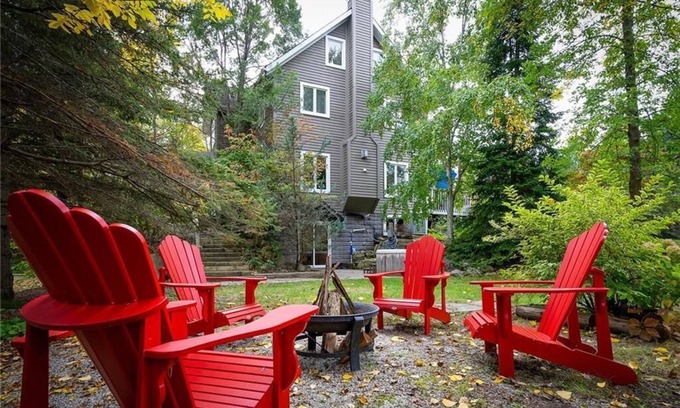 The Blue Mountains Ski Chalet | Elegant Blue Mountain Chalet with Scenic Views & Pet Friendly