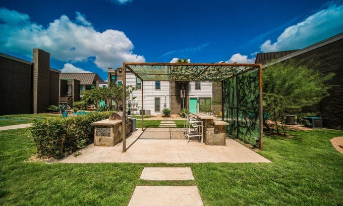 Riverside Apartment | Spacious and Fun King Bed 2BR w Pool 5 Min to DT