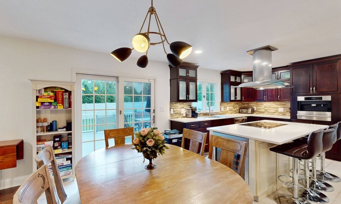 Jefferson House | Spacious and Luxurious House with Heated Pool, Hot Tub and Gas Grill