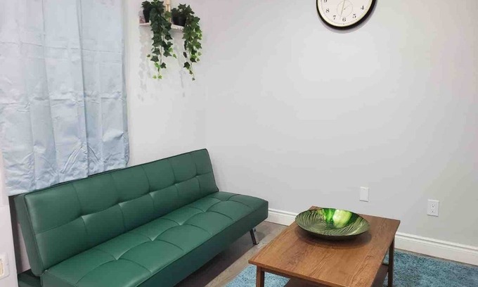 Brampton House | Elegant Apartment Near Airport with Family-Friendly Amenities
