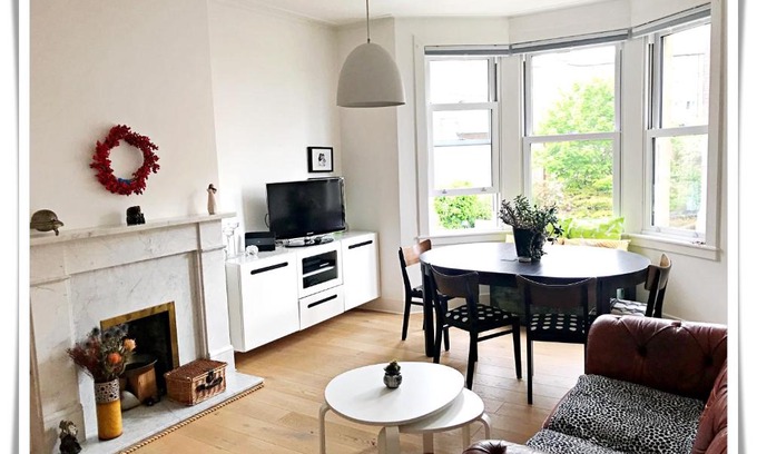 Comely Bank Apartment | Modern 2 Bedroom Flat Near Dean Village - Family Friendly Stay