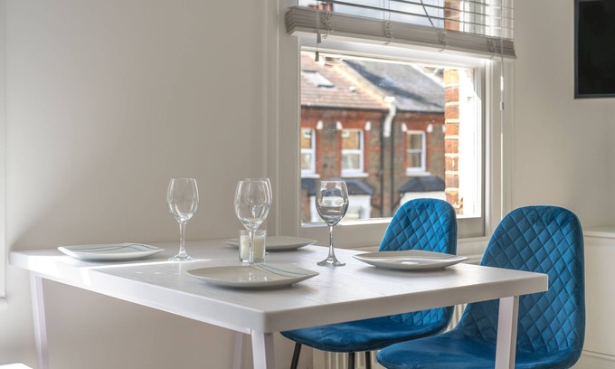 Queen's Park Apartment | Elegant Apartment with Modern Living and Family-Friendly Perks