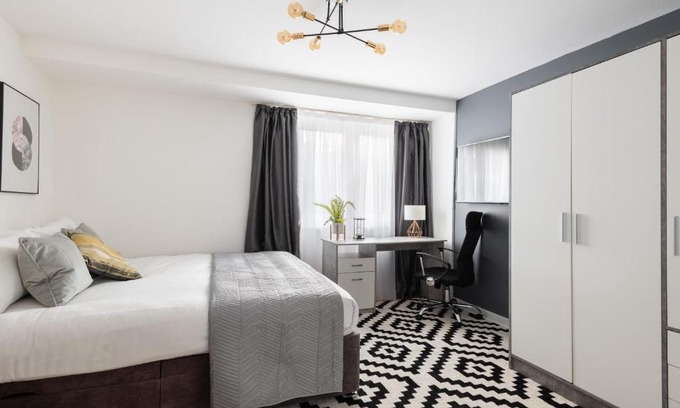 Cathedrals Apartment | Modern 4 Bed Apartment Steps from Borough Station