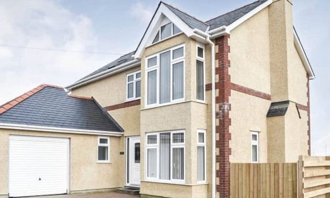 Cylch-Y-Garn House | Modern 4-Bedroom House with Ocean Views & Pool Access