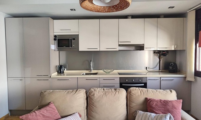 Valdeolleros Apartment | Modern Apartment Lorenzo Ferreira - Rated 10/10 with Spa & Kitchen