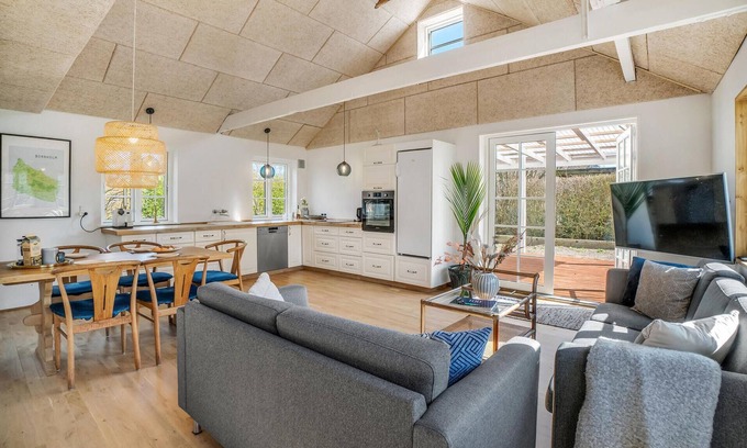 Østermarie House | Spacious and modern cottage in central location in Østermarie.