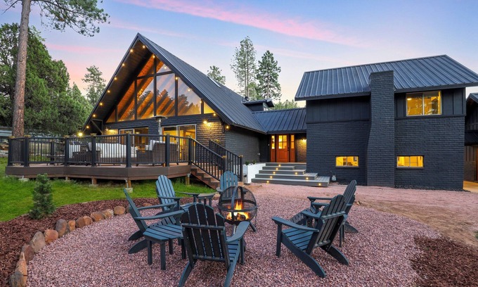 Strawberry Ski Chalet | Modern Pet-Friendly Chalet in the Pines for Large Groups